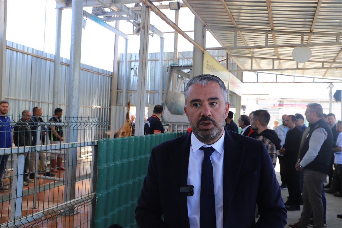 Pursaklar Belediye Başkanı Çetin kurban pazarını inceledi