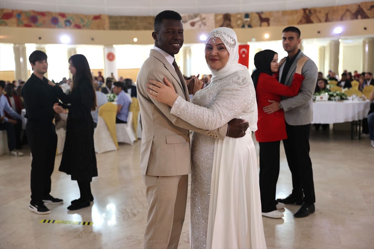 Üniversiteli gençler rektörlüğün desteğiyle üniversite yerleşkesinde düzenlenen düğünle evlendi