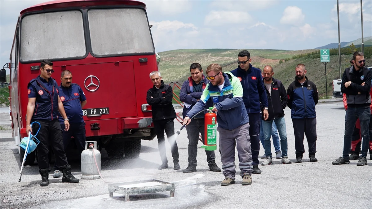 Erciyes AŞ personeline uygulamalı yangın eğitimi verildi