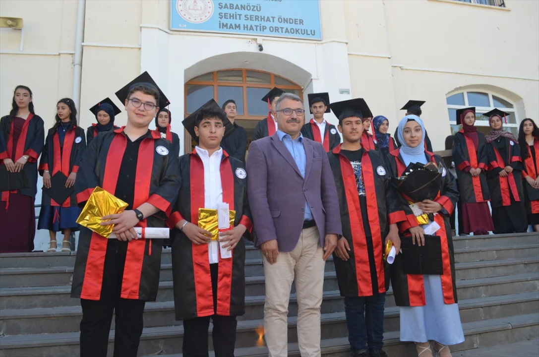 Şabanözü'nde ortaokul öğrencileri mezuniyet sevinci yaşadı