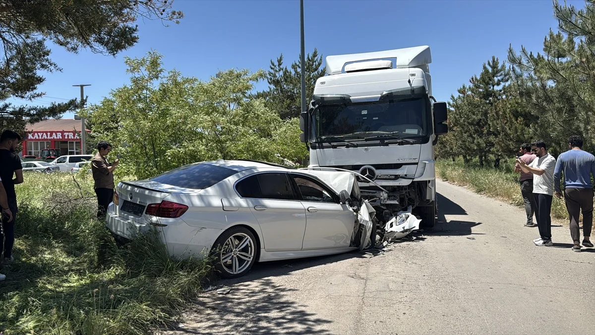 Sivas’ta tırla çarpışan otomobil sürücüsü ağır yaralandı