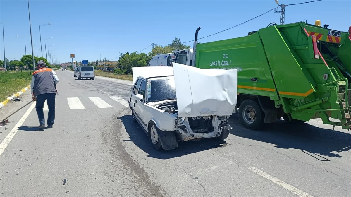 Şarkışla'da iki otomobilin çarpıştığı kazada 2 kişi yaralandı