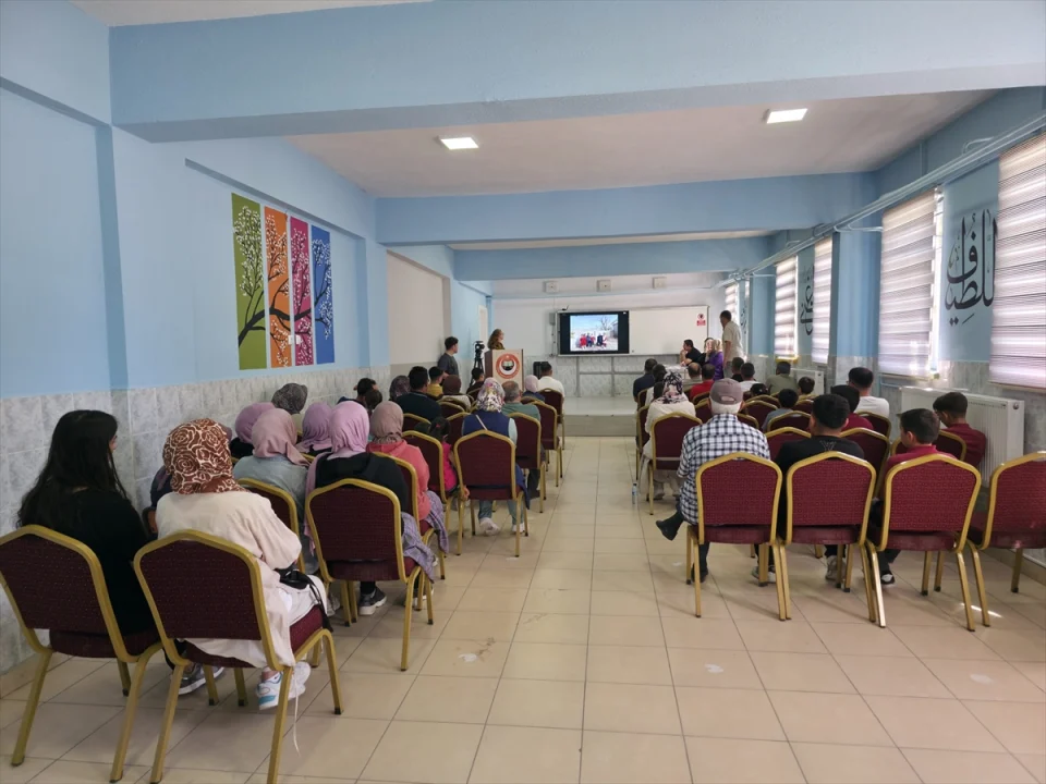 Aksaray'da "Bir Çocuk Bir Meşe, Bin Meşe Bir Orman" yarışması kazananları ödüllerini aldı