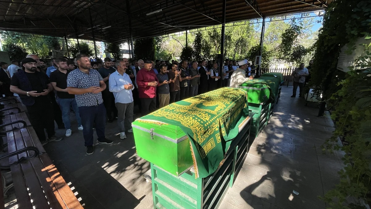 Karaman'daki kazada yaşamını yitiren 3 kardeş Şanlıurfa'da toprağa verildi