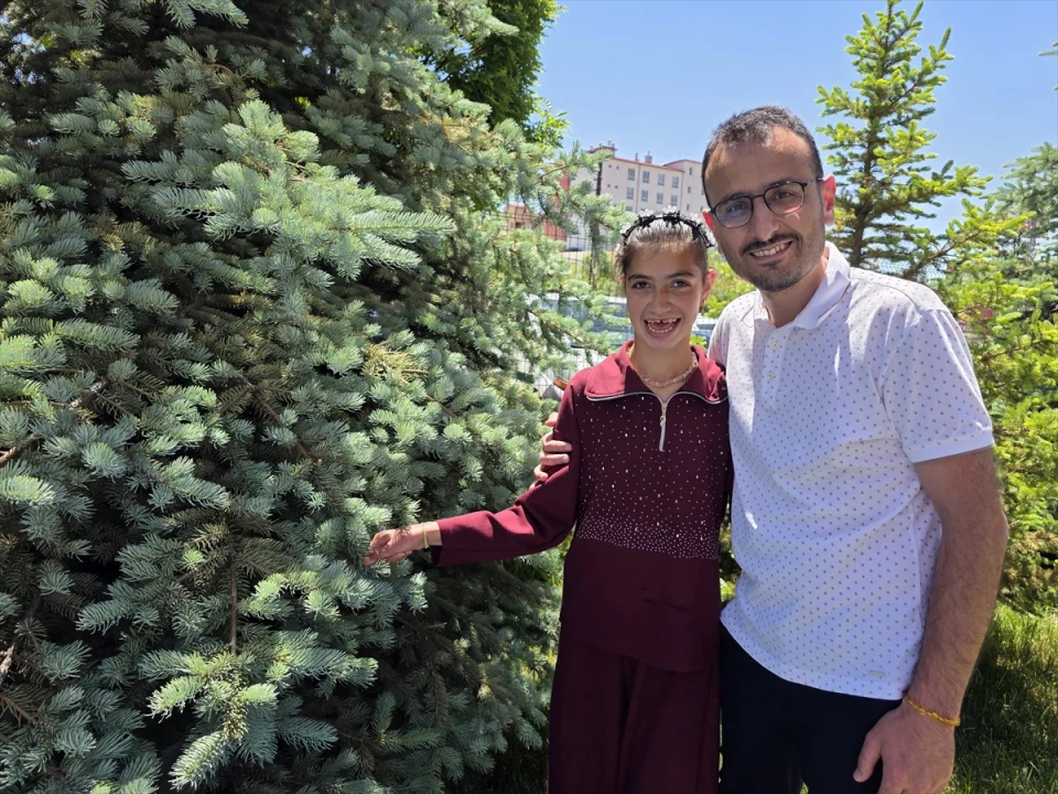 Sivas'ta 11 yıl görev yaptığı okuldan tayini çıkan müdürü duygulandıran veda