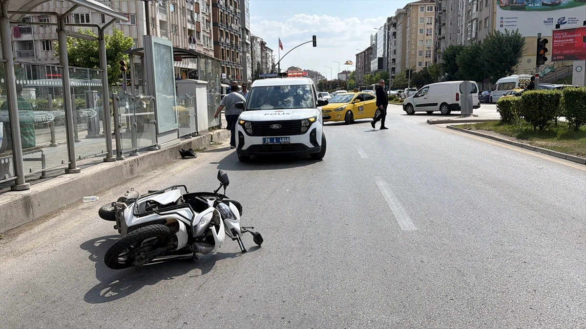 Eskişehir’de motosikletin yayaya çarptığı kazada 2 kişi yaralandı