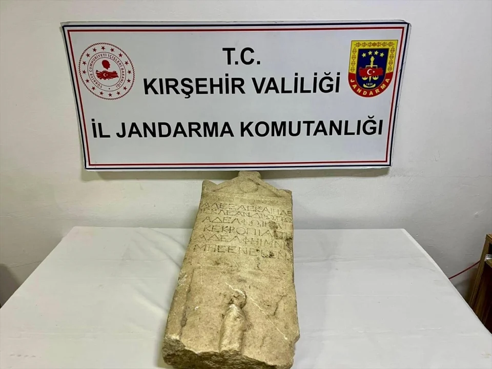 Kırşehir'de Roma dönemine ait mezar taşı ele geçirildi