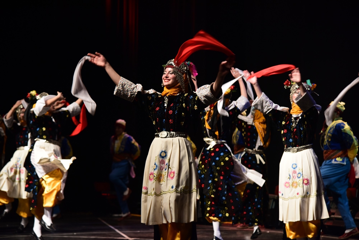 Eskişehir'de dans gösterisi ve türkü konseri gerçekleştirildi