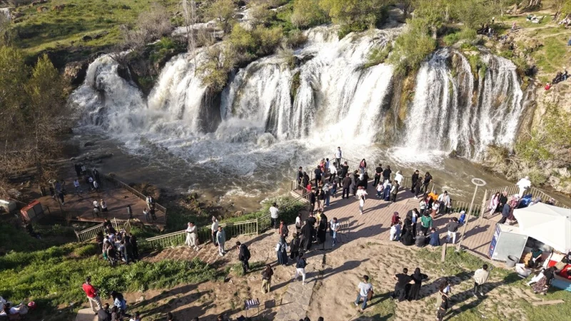 MURADİYE ŞELALESİ’NE BAYRAM AKINI